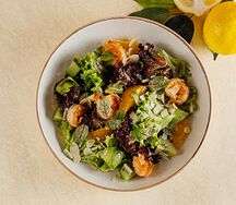 Салат с тигровыми креветками, авокадо и цитрусами