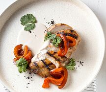 Стейк из куриной грудки с печеной паприкой