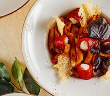 Пенне в томатом соусе с печеным перцем и творожным сыром