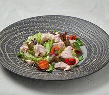 Салат с индейкой и печеными томатами с базиликовым кремом