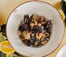 Черно-белая паста с морепродуктами