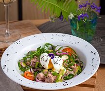 С тунцом и яйцом пашот