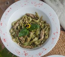 С цыплёнком и соусом песто