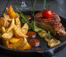 Cвинoй стейк