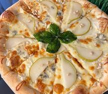 Пицца с грушей и голубым сыром