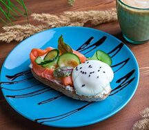 Тост с лососем и яйцом пашот