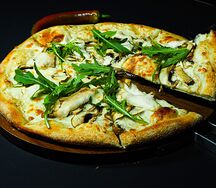Пицца с курицей и грибами