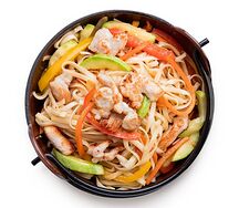 Удон с курицей и овощами