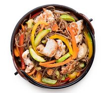 Соба с курицей и овощами