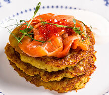 Картофельные драники с лососем