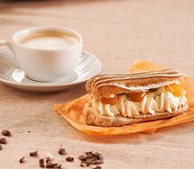 Эклер с ягодами