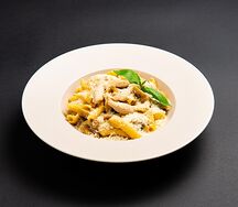 Пенне с куриной грудкой и грибами