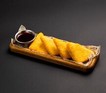 Жареный сыр чеддер с соусом из черной смородины