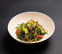 Овощной салат 10 овощей с соусом песто