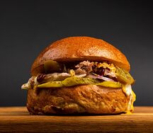 Бургер с рваной cвинoй рулькой