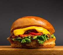 Чизбургер с печеным перцем и котлетой из мраморной говядины