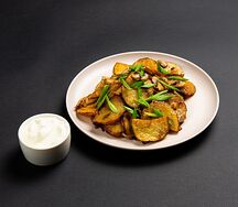 Картофель, жаренный с грибами и сметаной