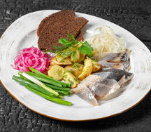 Маринованная сельдь с картофелем и маринованным луком