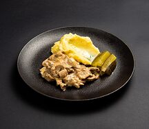 Строганов из мраморной говядины с картофельным пюре