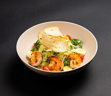 Салат Цезарь с креветками гриль