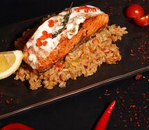 Стейк лосося с рисом и овощами