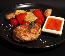Куриное филе на гриле с овощами