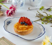 Крем-брюле в корзинке из песочного теста со свежими ягодами