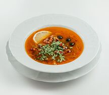 Солянка с говядиной, свиными ребрами и острыми колбасками