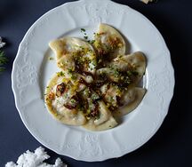 Вареники с картофелем, грибами и карамелизированным луком