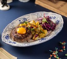 Бифштекс из рубленой говядины с глазуньей и обжаренным картофелем