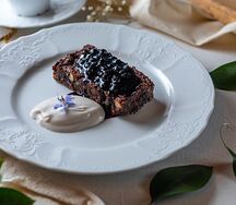 Шоколадный пирог с черникой и сгущенкой из кокосового молока