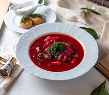 Борщ с томленой говядиной, крутонами с салом и чесноком