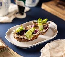 Бутерброды с балтийскими шпротами и огурцом