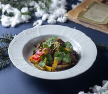 Теплый ягненок с томатами, запеченным баклажаном и сладким перцем