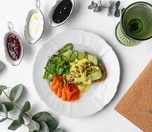 Яйцо пашот с лососем слабой соли на зерновом хлебе