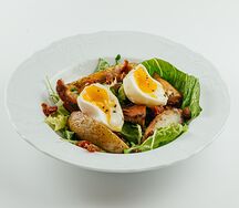 Салат с печенью трески, романо, печеным картофелем и яйцом