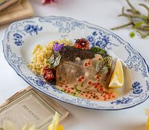 Лосось под сливочно-икорным соусом с пастой орзо