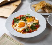 Шакшука из двух яиц с томатами и сладким перцем