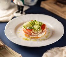 Мимоза со слабосоленым лососем и красной икрой