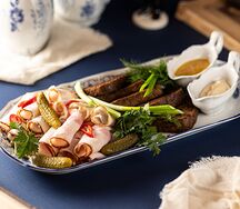 Копченое сало с чипсами из бородинского хлеба, горчицей и хреном