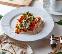 Яичница из двух яиц с томатами и страчателлой