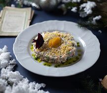 Оливье с уткой, ветчиной и щучьей и форелевой икрой