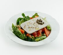 Греческий салат с малосольной брынзой, каперсами и свежими овощами