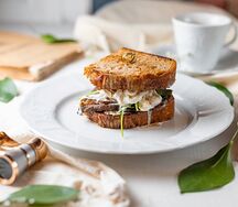 Бутерброды со рваной говядиной, сладким луком и страчателлой