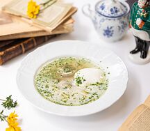 Консоме из курицы, лапшой и яйцом пашот