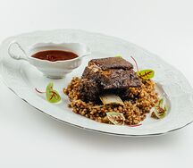 Говяжьи ребра в соусе из копченой клюквы с гречкой