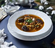 Щи из капусты с запеченной говядиной и лесными грибами