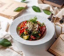 Сочные томаты и огурцы со страчателлой под оливковым маслом и квасом