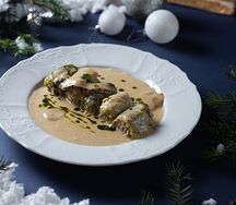 Голубцы с говядиной и свининой в соусе из лесных грибов