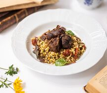 Запеченный ягненок с булгуром и вялеными томатами